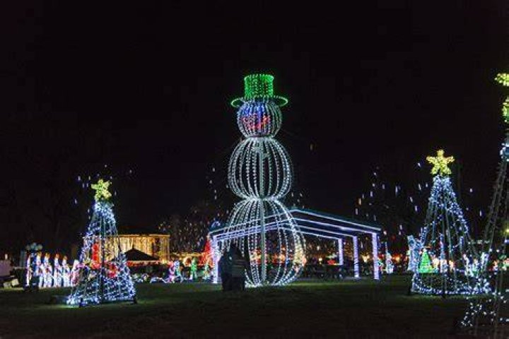Batesville, Arkansas Holiday Light Setup