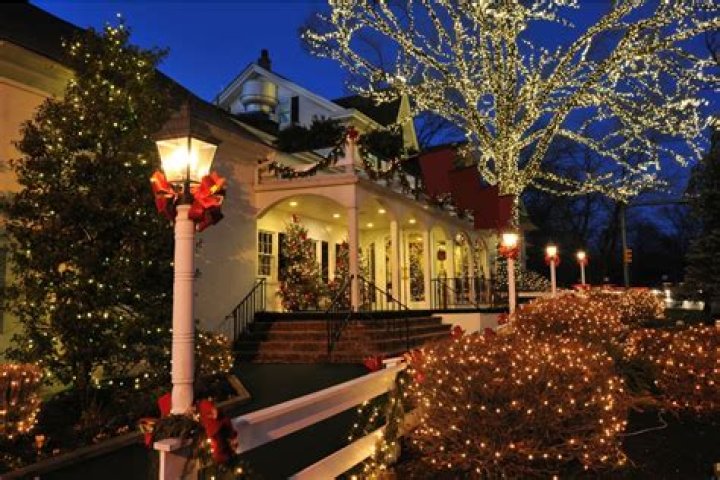 Berkshire, Massachusetts Holiday Light Setup
