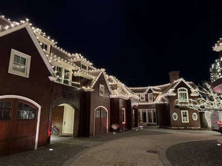 Bloomingdale, Massachusetts Holiday Light Installation
