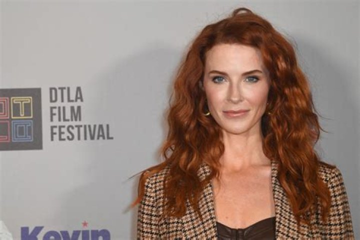 Discovering Erinn Bartlett: An Actress with a Unique Path