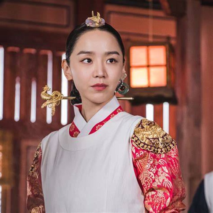 Discovering Jeong Shin Hye: The Rising Star Of Korean Entertainment