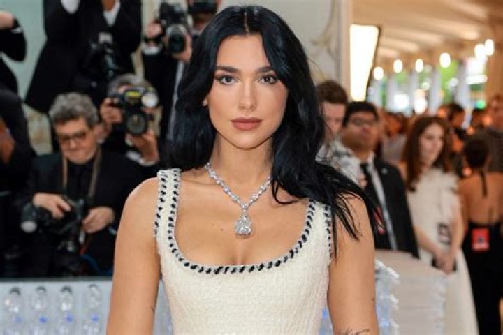 Dua Lipa Leeftijd: Een Kijkje in Haar Reis door de Jaren