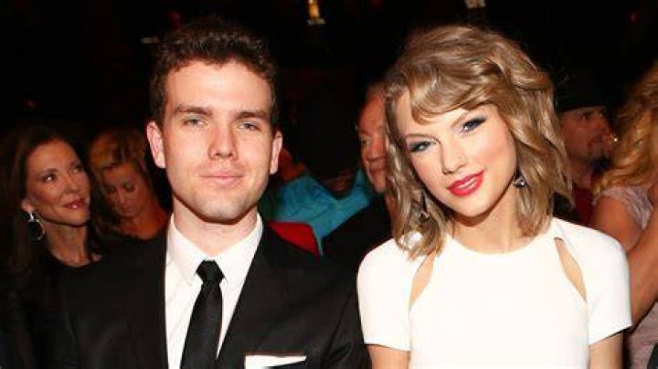how many siblings does taylor swift have