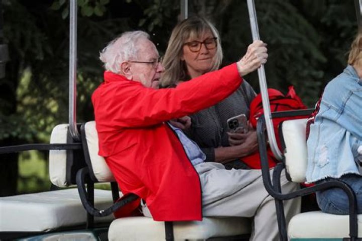 how old is warren buffett?