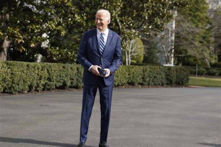 how tall is joe biden in feet