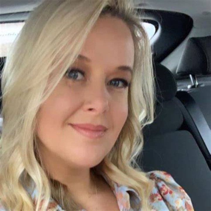 Jana Hocking Age Boyfriend Instagram Facts To