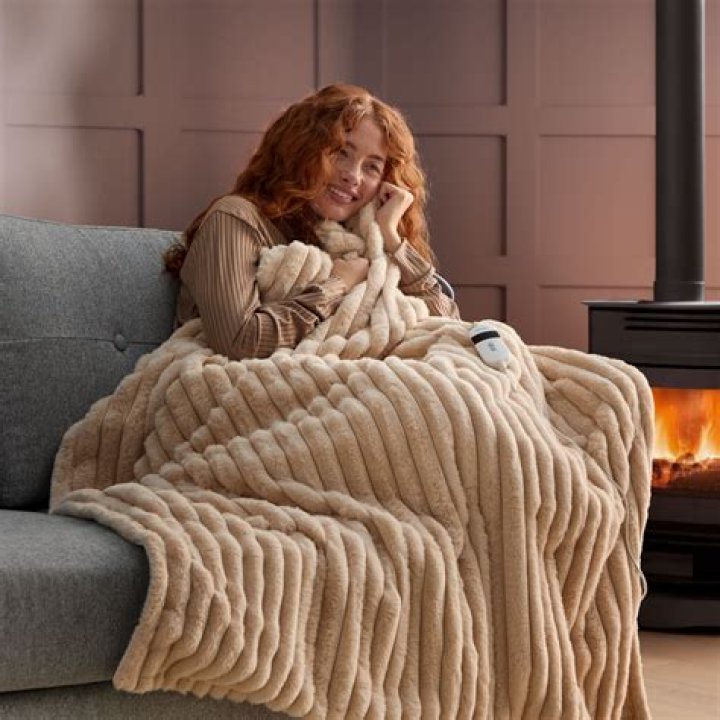Product Recall: 'Cozee Home' Luxury Faux Fur Heated Throw (2202-0286)
