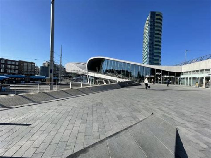 taxi arnhem station