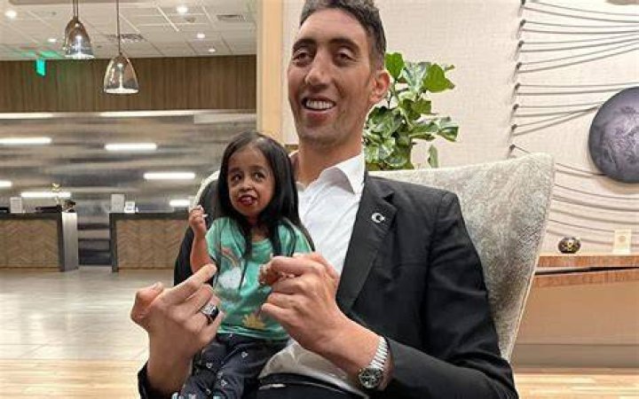 Unveiling The Allure Of Jyoti Amge: A Hot Topic In The Limelight