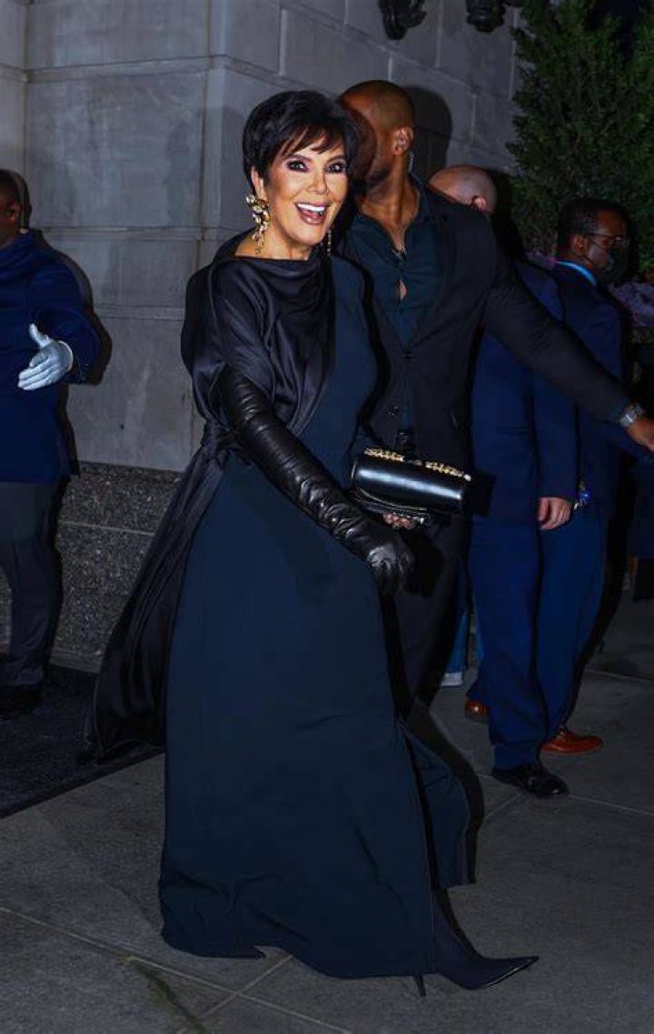 Unveiling The Weight Of Kris Kardashian: How Much Does She Weigh?