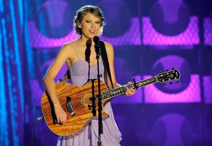 where did taylor swift start her singing career