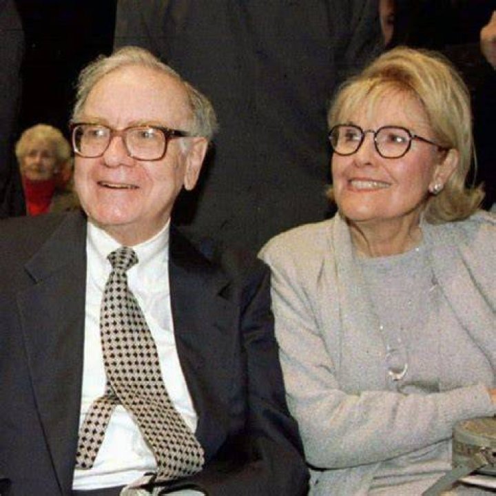 who is warren buffett married to
